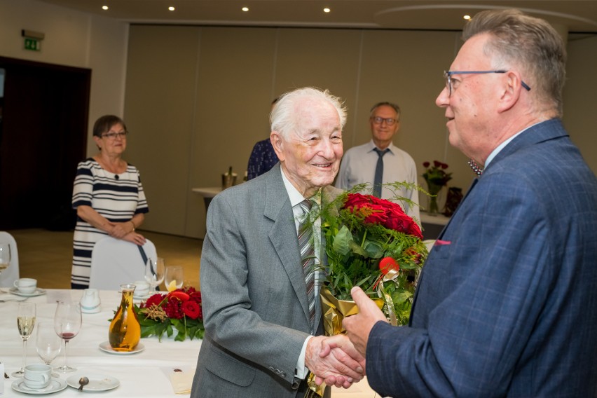 Zdzisław Tabisz z Bydgoszczy skończył 100 lat! Medal od marszałka [zdjęcia]