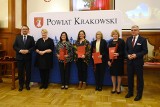 Powiat krakowski. Nagrody dla nauczycieli i dyrektorów szkół z okazji Dnia Edukacji Narodowej