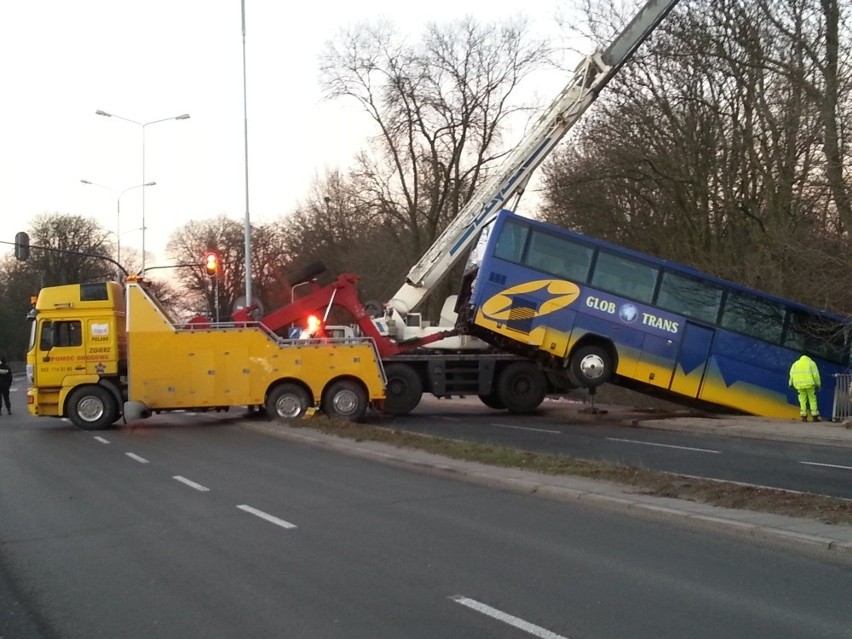 Wypadek na Krakowskiej. Autokar zawisł na moście! Akcja wyciągania pojazdu [ZDJĘCIA]