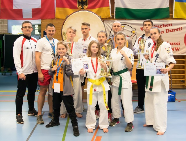 Reprezentacja Koneckiego Klubu Karate Kyokushin podczas bardzo dobrze obsadzonych zawodów Swiss Open w Szwajcarii