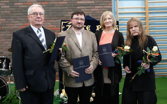 Laureaci "Złotych Piór" (od lewej): Jerzy Maślanka, Mirosław Welz, Magdalena Zimny-Louis i Stach Ożóg. Gratulujemy nagrodzonym i życzymy twórczych natchnień oraz kolejnych udanych publikacji