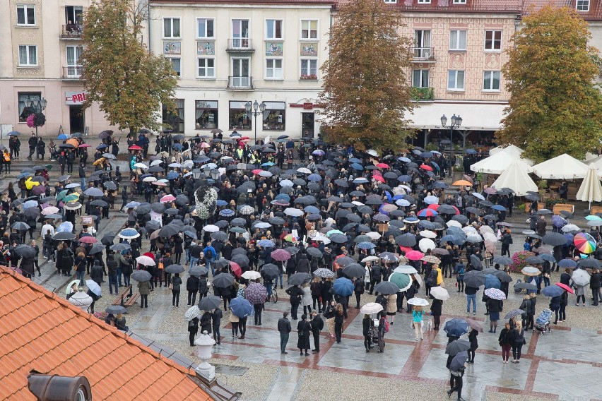 czarny protest zgromadził 3 października na Rynku Kościuszki...