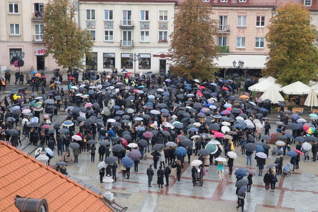 czarny protest zgromadził 3 października na Rynku Kościuszki około 1500 białostoczan. Po trzech tygodniach kobiety zapowiadają kolejną akcję sprzeciwu przeciwko zaostrzeniu prawa do aborcji