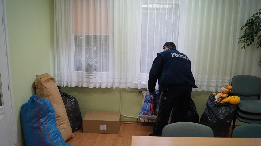 Częstochowscy policjanci przywieźli potrzebującym dzieciom...