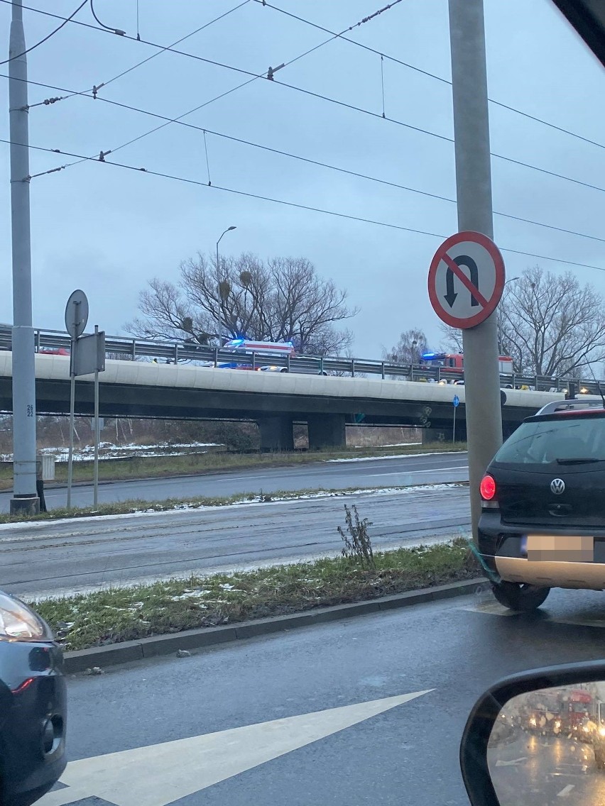 Kolizja na Trasie Zamkowej w Szczecinie. Auto uderzyło w barierki - 2.02.2021