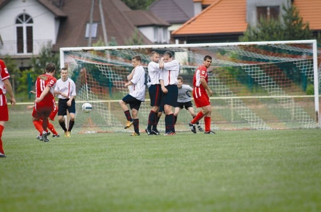 Piłkarze Tura Bielsk Podlaski (czerwone stroje) w meczu z Hetmanem urządzili sobie ostre strzelanie, czterokrotnie trafiając do bramki rywali