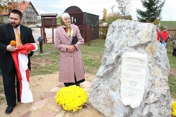Helena Świercz, cudem ocalona z pożaru, 1 listopada skończyła 84 lata, ale jest jedną z najak-tywniejszych mieszkanek Gałęzic. W towarzystwie wójta Dąbrowy odsłoniła tablicę upamiętniającą jubileusz wsi