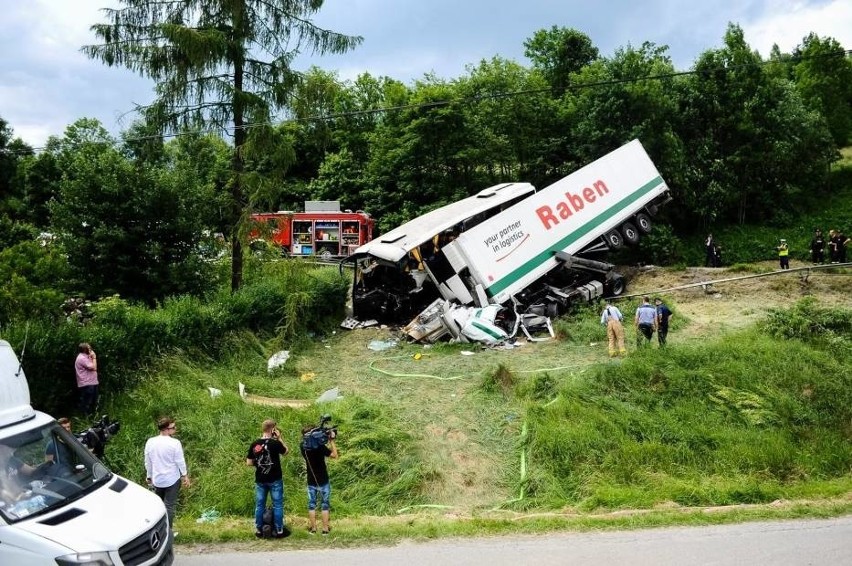 Wypadek w Tenczynie [09.06.18]. Minister uhonoruje Dominika. "Wybił szybę i wyprowadził kolegów z autokaru"