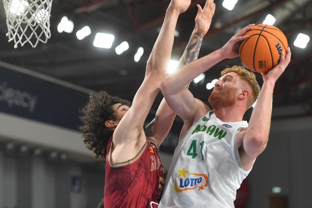 Geoff Groselle (z prawej) był najskuteczniejszym graczem Legii Warszawa w przegranym spotkaniu z Galatasaray w Lidze Mistrzów FIBA