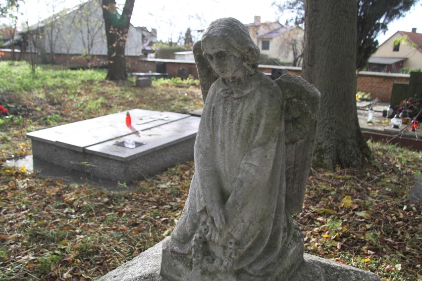 Tylko dzięki nam zabytkowe nagrobki Cmentarza na Piaskach...