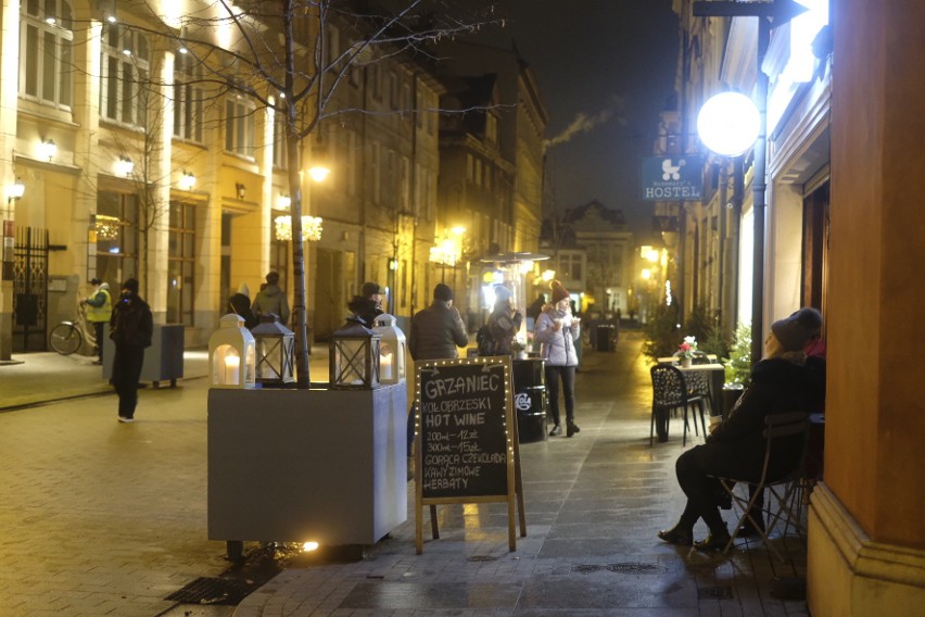 W całej Polsce niektórzy restauratorzy mają dość lockdownu i...