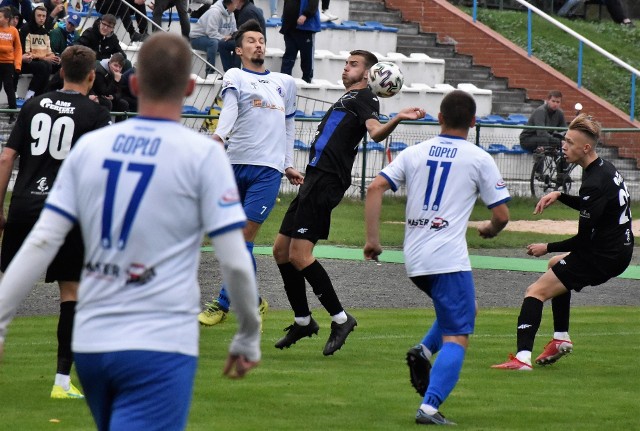 W meczu w ramach Okręgowego Pucharu Polski drużyna Zawiszy Bydgoszcz (ciemne stroje) pokonała ekipę Gopła Kruszwica 2:0