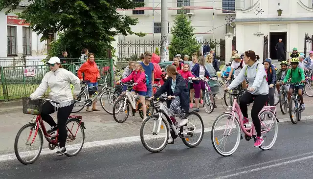 Tak ruszyła IV Dekanalna Majówka Rowerowa z Kazimierzy Wielkiej. Cykliści kręcili do Plechowa.