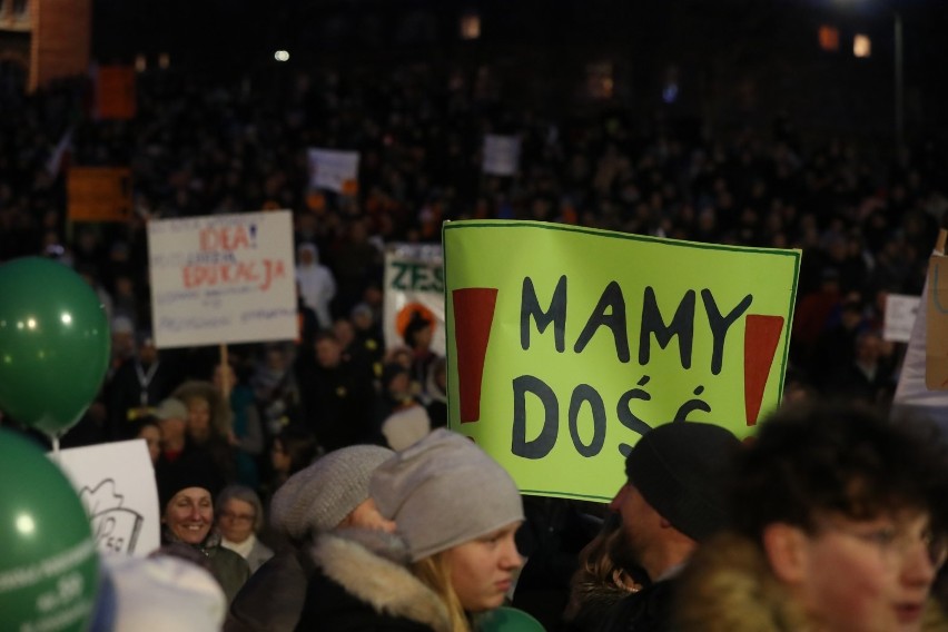 Szczecinianie wspierają nauczycieli na pl. Solidarności