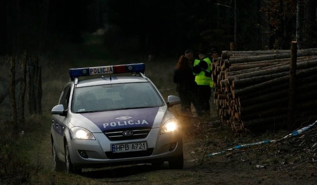 - Mężczyzna w kominiarce wciągnął kobietę do auta i założył jej torbę na głowę. Auto odjechało z piskiem opon- świadkiem takiej sceny był jeden z mieszkańców ul. Łanowej. Przerażony mężczyzna zadzwonił po policję.