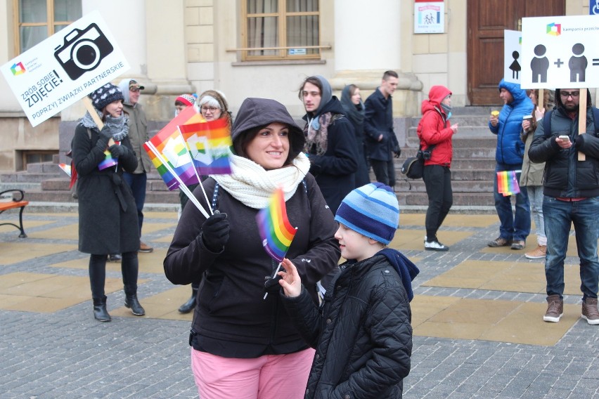 Happening "Popieram Związki" w Lublinie. 180 osób zrobiło sobie zdjęcie