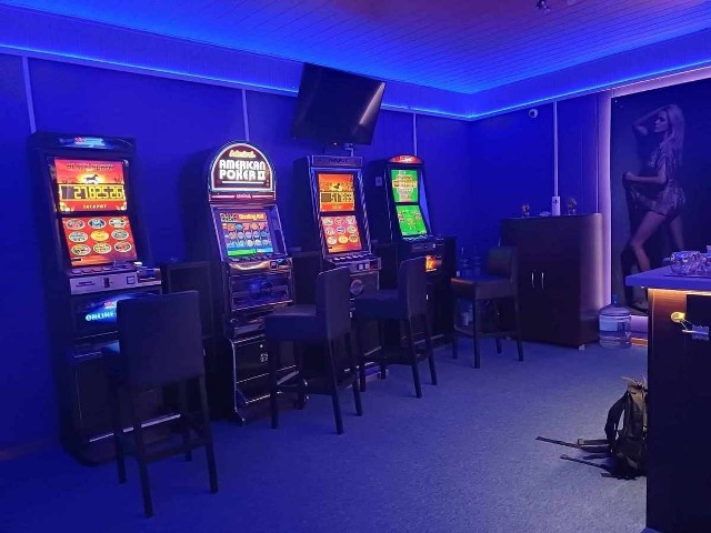W jednym z lokali w Kozienicach policjanci znaleźli cztery automaty do nielegalnej gry hazardowej.