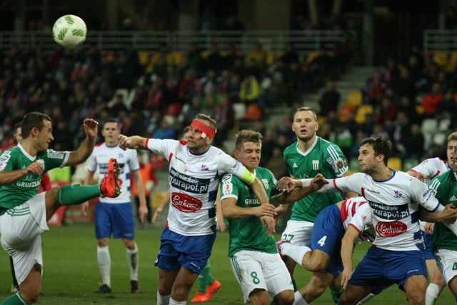 Piłkarze Olimpii (zielone koszulki) zaprezentowali się bardzo dobrze podczas ostatniego meczu z Podbeskidziem Bielsko-Biała. Grudziądzanie liczą też na dobry wynik z Wisłą Puławy