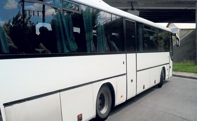 Autobus komunikacji zastępczej odjechał z dworca PKP w Ropczycach, nie zabierając pasażerów. Nasz Czytelnik zdążył tylko zrobić mu zdjęcie swoim telefonem komórkowym.