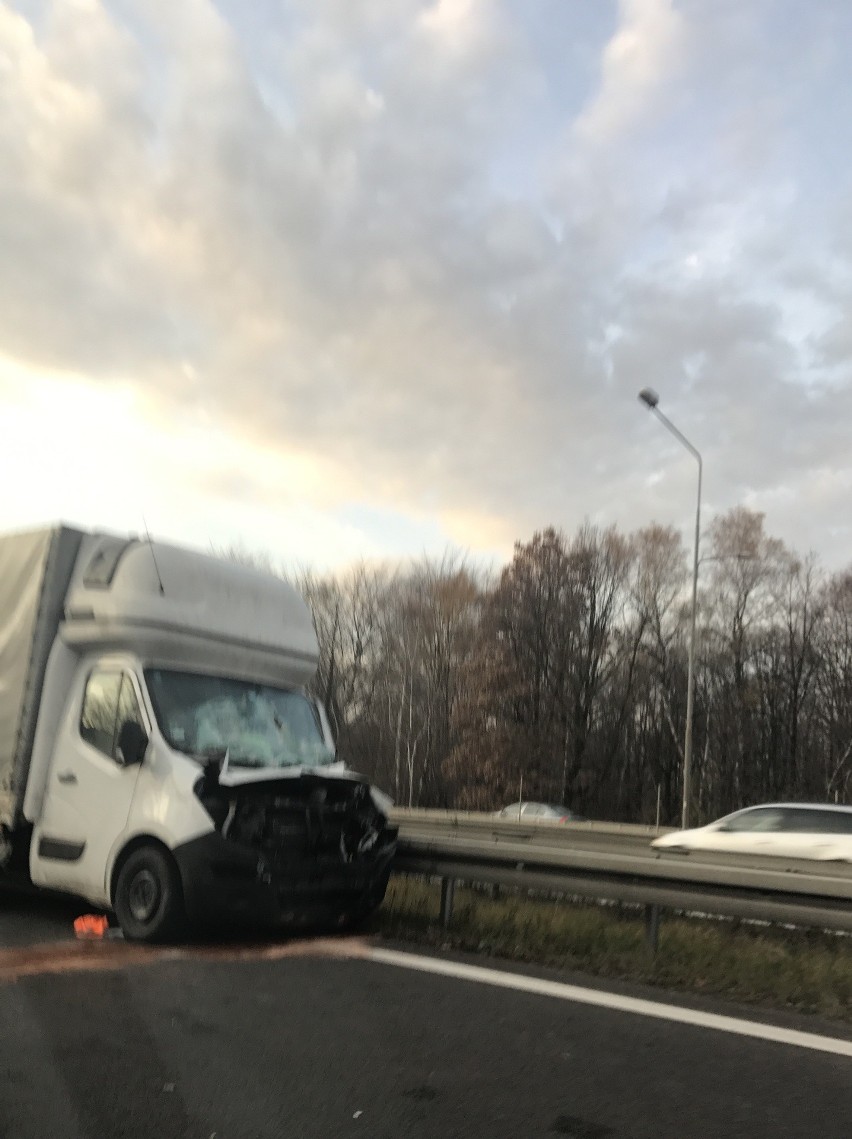 Uwaga! Wypadek na A4 w Katowicach. Tworzą się korki ZDJĘCIA