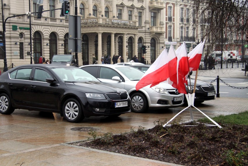 Samochody na placu Litewskim w Lublinie. Wśród nich auto, którym na uroczystości przyjechał wojewoda