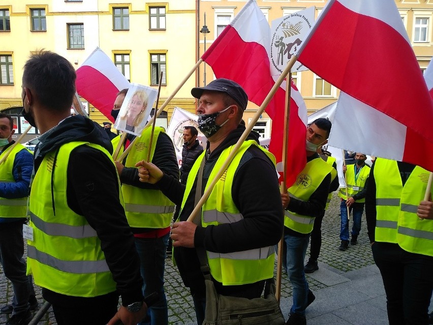 Ciągniki na drogach w całej Polsce. Rolnicy protestują przeciw piątce dla zwierząt