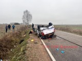 Groźny wypadek w gminie Skaryszew, samochód osobowy wypadł z drogi i dachował na poboczu. Jedna osoba ranna