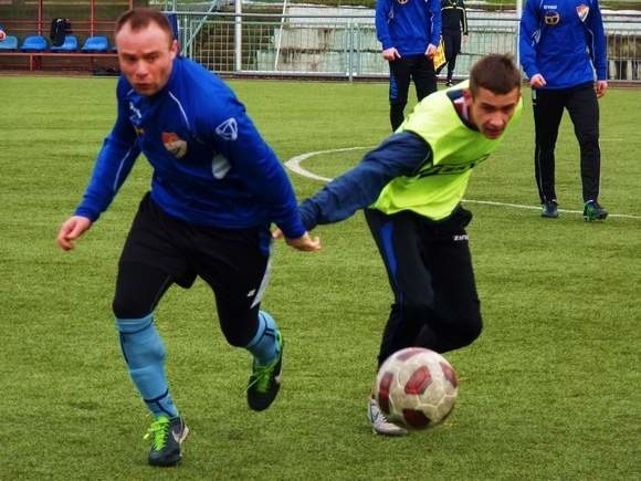 Norbert Dondera (z lewej) strzelił jedną z bramek dla koszalińskiej drużyny w niedzielnym meczu z rezerwami Pogoni Szczecin.