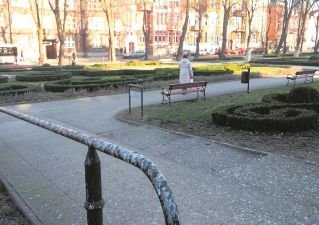 Jak zapowiada Marcin Grzybiński z Zarządu Infrastruktury Miejskiej, poręcz w parku zostanie niebawem wyczyszczona.
