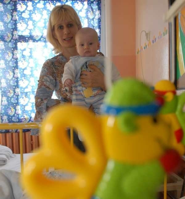 Anna Koniowska - Roszak z trzymiesięcznym Wojtkiem trafili do pojedynczej sali, dopiero po tym, jak z chorym na zapalenie płuc dzieckiem było już bardzo niedobrze