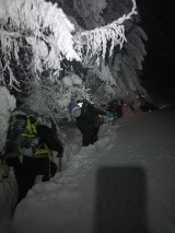 Turyści utknęli w śnieżnej jamie. GOPR-owcy sprowadzili ich z Babiej Góry