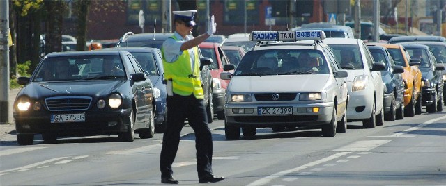 Sygnalizatory nie działały m.in. na skrzyżowaniu al. Armii Krajowej i ul. Bohaterów Warszawy. Przez cały piątek ruchem kierowali tam policjanci.