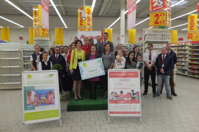 Przedstawiciele fundacji odebrali dziś symboliczny czek w sklepie Auchan przy ul. Sosnkowskiego. Dyrekcja i pracownicy zadeklarowali pomoc przy realizacji projektu.