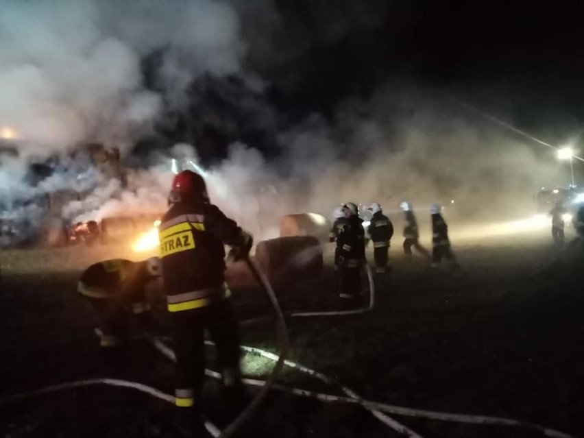 Więckowice. Strażacy walczyli z pożarem kilkuset bel słomy koło Zabierzowa. Nocna akcja gaśnicza