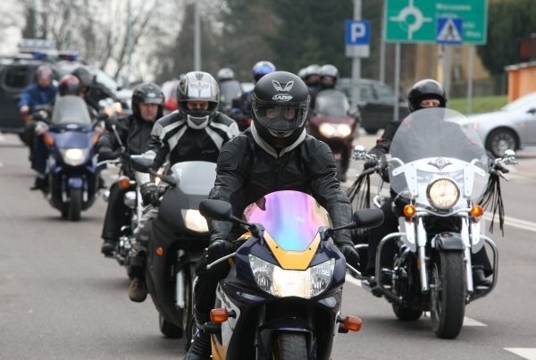 Kilkadziesiąt ryczących maszyn w asyście policji w sobotę przejechało  pod galerię Alfa.