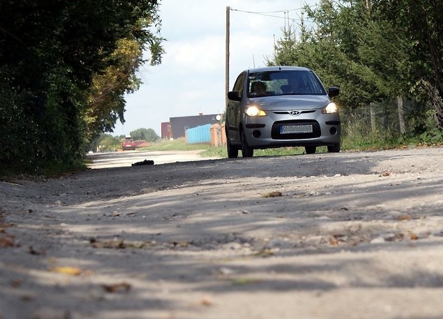 Jazda autem po Długiej, to slalom pomiędzy dziurami