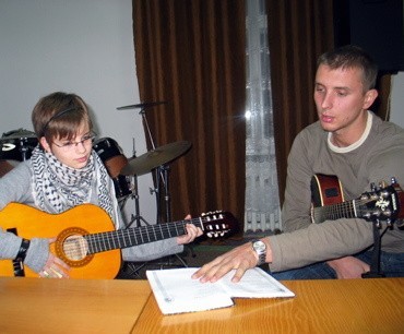 Gry na gitarze pod kierunkiem Bartka Orła uczy się Karolina Leśków. Podoba się jej, że instruktor jest wymagający i dowcipny.