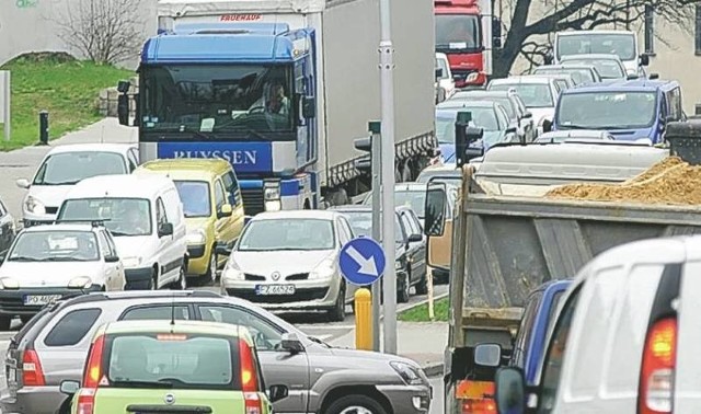 Na krajowej "trójce" między Skwierzyną, a Międzyrzeczem, tworzą się gigantyczne korki.