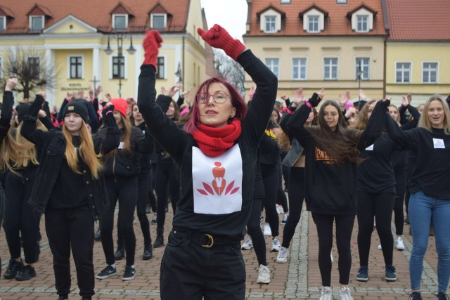 Kobiety i dziewczyny tańczyły na rynku w ramach One Billion Rising w ŻorachZobacz kolejne zdjęcia/plansze. Przesuwaj zdjęcia w prawo - naciśnij strzałkę lub przycisk NASTĘPNE