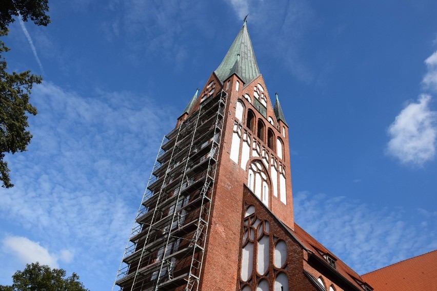Wieża kościelna z rusztowaniem