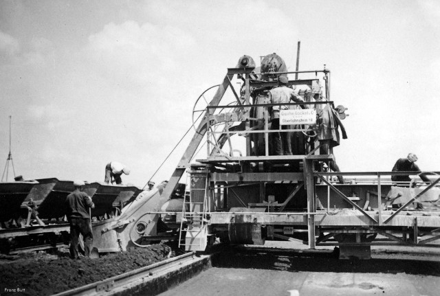 Do wybuchu wojny autostrada dawała pracę bezrobotnym Niemcom. Później jednak, po roku 1939 w jej budowaniu uczestniczyli więźniowie z obozów pracy przymusowej. 16 takich obozów powstało w niewielkiej odległości, wzdłuż rozbudowywanej drogi.