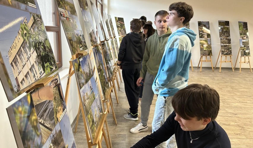 Uczniowie szkoły w Garbatce oglądali wystawę „Zielone...