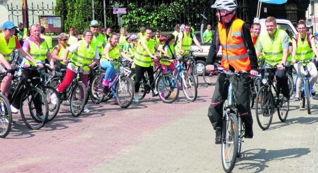 Raz-dwa-trzy-ruszamy! Biskup Marian Florczyk stanął na pedały... i pociągnął za sobą potężną grupę cyklistów. Właśnie tak wystartowała w sobotnie popołudnie I Kazimierska Rodzinna Majówka Rowerowa.