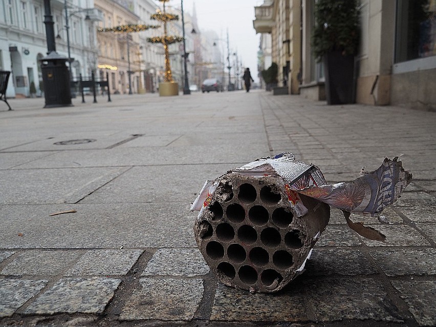 Tak wyglądała ulica Piotrkowska w Łodzi w Nowy Rok. 1 stycznia na Piotrkowskiej: chłodna, smutna i... pełna śmieci mimo godziny polic 