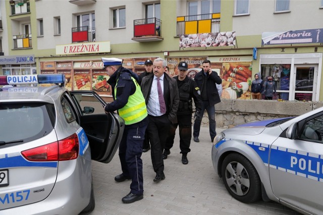 Do urzędu szybko został wezwany patrol policji. Wicemarszałek odmawiał poddania się badaniu alkomatem.