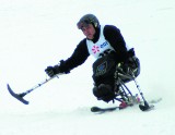 Niepełnosprawni narciarze na stoku