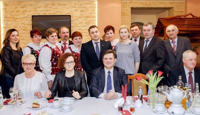 Wojewoda Agata Wojtyszek i senator Jacek Włosowicz (w pierwszym rzędzie) gościli na spotkaniu kół gospodyń w Rosiejowie.