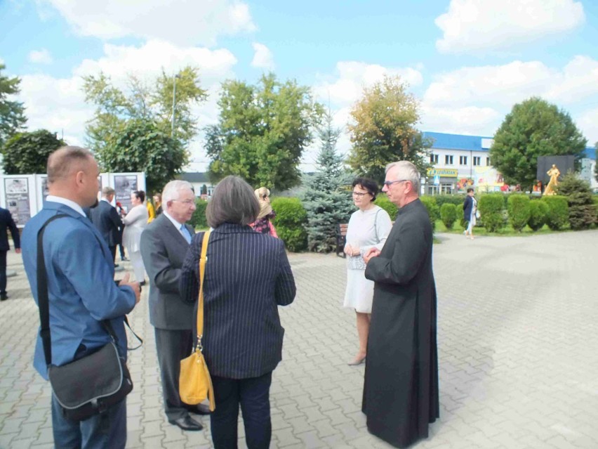 W Starachowicach otwarto wystawę poświęconą księdzu Kotlarzowi (ZDJĘCIA)