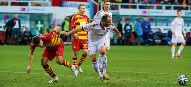 Arkadiusz Głowacki (na zdjęciu walczy z Patrykiem Tuszyńskim) rozegrał w sezonie zasadniczym 27 meczów i strzelił jednego gola