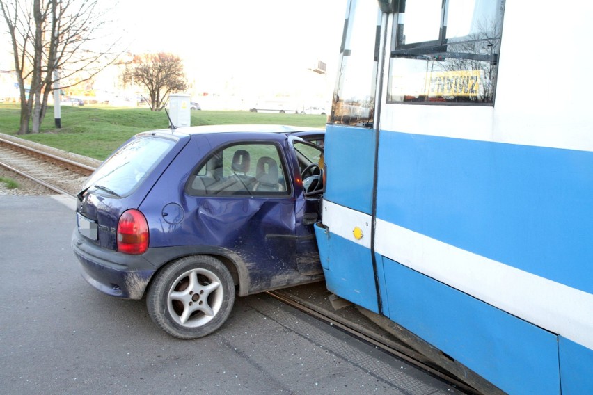 Wypadek na placu Wróblewskiego. Opel corsa wjechał pod tramwaj [ZDJĘCIA]